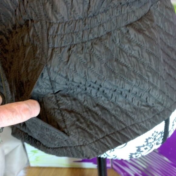 Chico's Size 1 brown zip up vest with elastic stretch band on sides. 4 pockets. - Picture 5 of 7